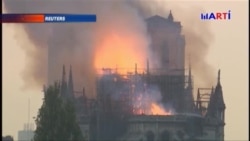 Bomberos franceses tratan de salvar lo que puedan de la icónica Notre Dame