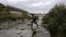 Migrantes cruzan por el Río Bravo.
