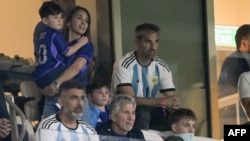 Jorge Messi, el padre de Lionel Messi, presenció el partido del Mundial de Qatar 2022 contra México en el Estadio de Lusail el 26 de noviembre de 2022, acompañado por Antonela Roccuzzo y sus nietos.