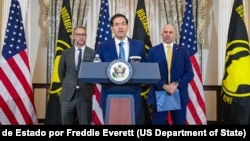 El secretario Marco Rubio pronuncia unas palabras en la ceremonia de izado de la bandera de rehenes y detenidos injustamente en Washington, D.C., el 9 de marzo de 2026. 