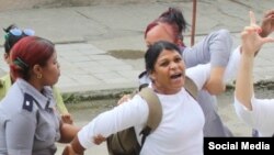 La Dama de Blanco Martha Sánchez, en una detención de 2018. El 11 de marzo fue encarcelada por la policía política en Artemisa.