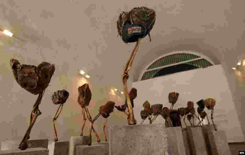 Vista de la obra "Esperando que caigan las cosas del cielo o deporte nacional" del artista cubano Arlés del Río. 