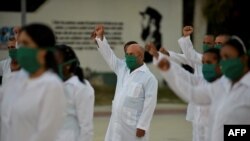 Médicos cubanos en una ceremonia antes de salir de misión.