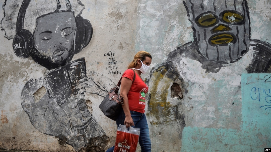 Una mujer usa una máscara protectora contra el coronavirus en una calle de La Habana. (YAMIL LAGE / AFP)