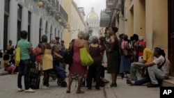 Cubanos esperan en una cola en La Habana, el 6 de marzo de 2024. (Foto AP/Ariel Ley)