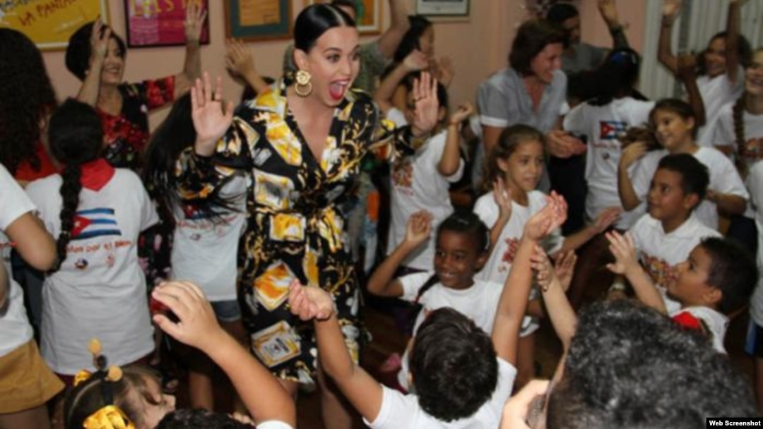 La foto de Katy Perry con los niños de La Colmenita, publicada por el diario oficial "Granma".