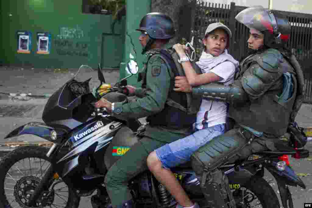 Miembros de la Guardia Nacional Bolivariana detienen a manifestantes