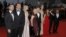 Los actores estadounidenses Leonardo DiCaprio (2d) y Tobey Maguire (izda) posan junto a otros actores de reparto a su llegada a la proyección de la película "El Gran Gatsby", durante la ceremonia de inauguración del Festival de Cannes, Francia, el 15 de m