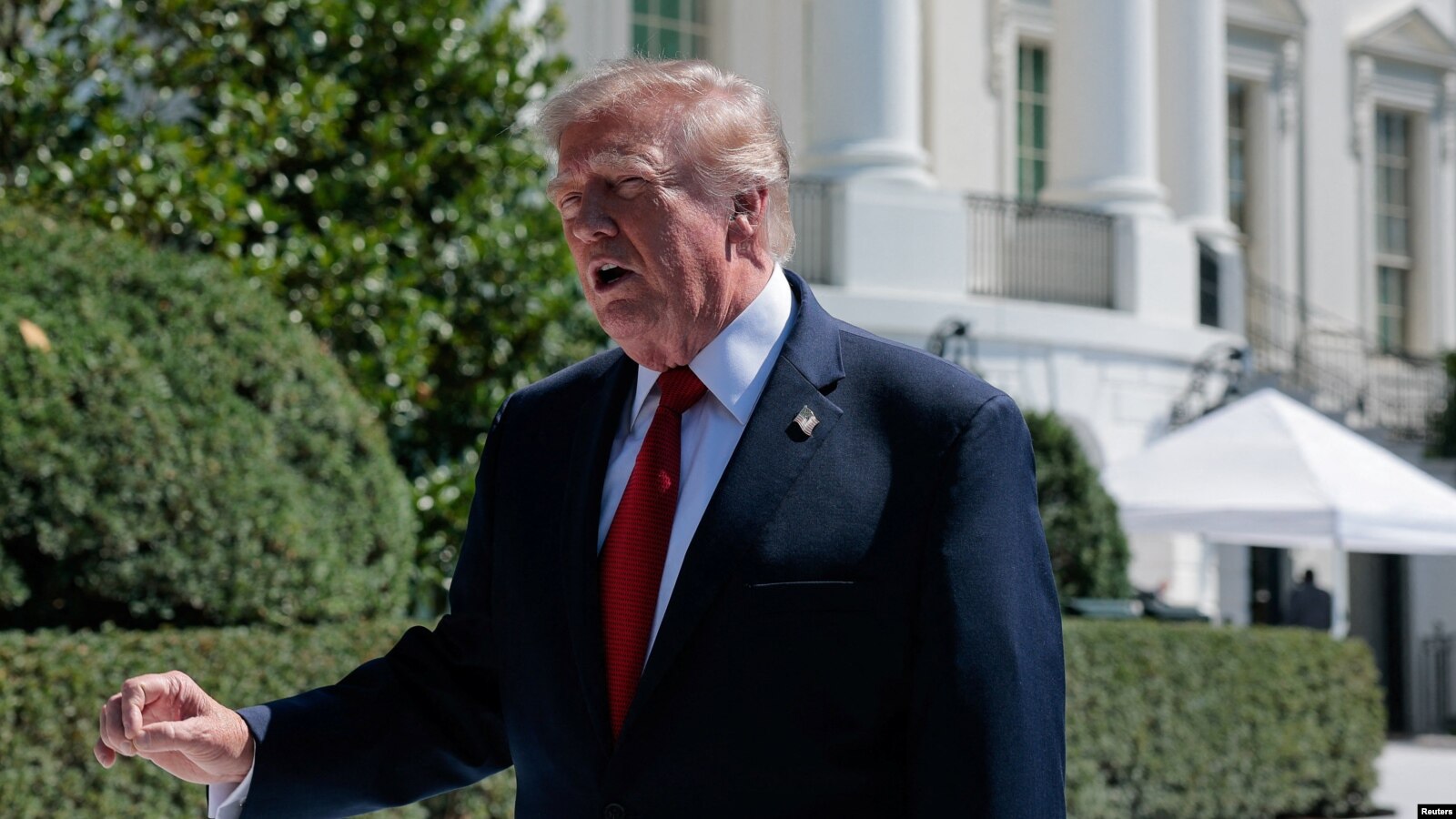 Trump aplaza aranceles a Canadá