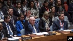 El embajador de Rusia, Vasily Nebenzya, vota en contra de una nueva resolución estadounidense sobre el conflicto entre Israel y palestinos, vetada en el Consejo de Seguridad de la ONU, el miércoles 25 de octubre de 2023 (Foto AP/Bebeto Matthews)