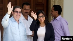 La entonces canciller de Venezuela, Delcy Rodríguez, y el canciller de Cuba, Bruno Rodríguez (izq.) en Caracas, Venezuela, el 24 de mayo de 2016. REUTERS/Marco Bello