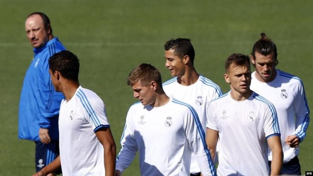 El entrenador del Real Madrid Rafael Benítez (i) y jugadores del equipo.
