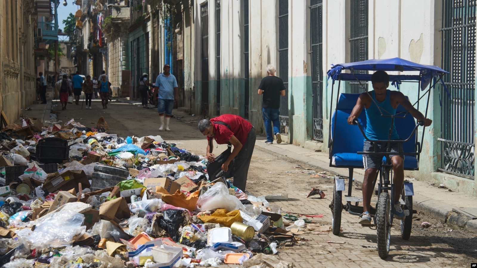 Cada vez más cubanos piden limosnas en las calles para sobrevivir