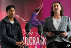 Acosta y Stephen Crocker, director ejecutivo del Norwich Theatre Royal, presentan la nueva producción 'El Cascanueces en La Habana' en los Estudios de Danza Carlos Acosta en Londres, el lunes 4 de marzo. (Foto AP/Kirsty Wigglesworth)