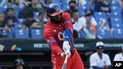 El bateador cubano Luis Robert golpea la pelota durante un juego del Grupo A contra Panamá por el Clásico Mundial de Béisbol (CMB) en el Estadio Intercontinental de Béisbol de Taichung en Taichung, Taiwán, el viernes 10 de marzo de 2023. Foto AP/I-Hwa Cheng