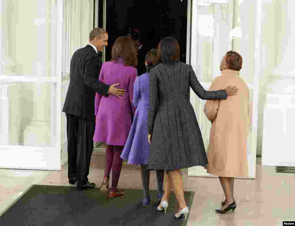 La familia Obama elegantemente vestida para la Gran Fiesta Inaugural.