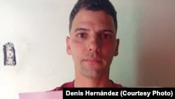 Denis Hernández mostrando la citación, antes de dirigirse al centro de detención