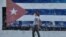 Una mujer usa una máscara protectora contra el coronavirus en una calle de La Habana. (YAMIL LAGE/AFP)