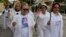 Laura Pollán (izquierda) junto a otras Damas de Blanco durante una protesta frente al Combinado del Este, en La Habana. (REUTERS/Desmond Boylan/Archivo)