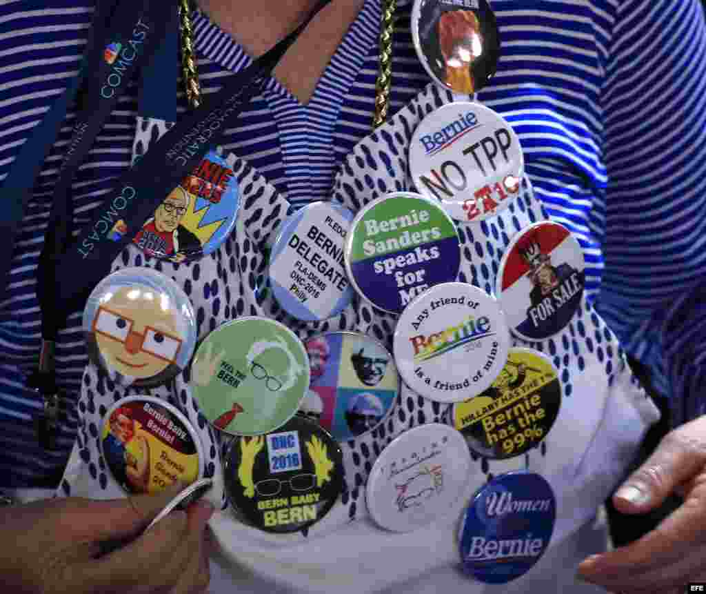 Una seguidora de Bernie Sanders participa en el tercer día de la Convención Nacional Demócrata 2016 hoy, miércoles 27 de julio de 2016, en el Wells Fargo Center de Filadelfia, Pensilvania (EE.UU.). EFE/La reunión de cuatro días terminará con la aceptación