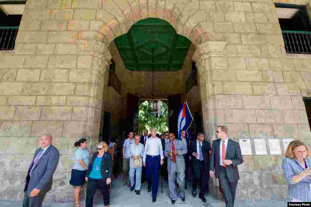 Kerry en el patio del Palacio de los Capitanes Generales, en la Plaza de Armas de La Habana Vieja.