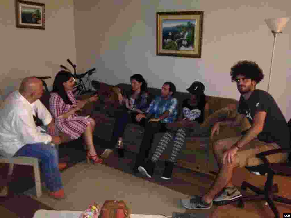 Jóvenes cubanos beneficiados con las becas del programa Somos un solo pueblo.