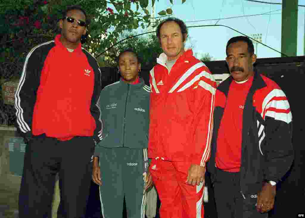  Los atletas cubanos Javier Sotomayor (i), Ana Fidelia Quirót y Manuel Juantorena (2d), asistieron a la llegada de la XIV edición de la Maratón de Calviá. 