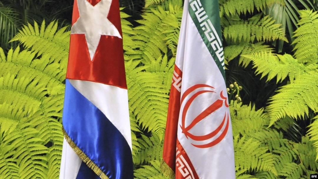 Las banderas de Cuba e Irán.