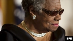 Fotografía de archivo del 15 de febrero de 2011 de la poetisa y activista estadounidense Maya Angelou durante la ceremonia en la que el presidente de los EE.UU., Barack Obama, la impuso la Medalla de la Libertad en la Sala Este de la Casa Blanca en Washin