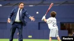 El gobernador de la Florida, Ron DeSantis, ex beisbolista universitario, aplaudió la Orden Ejecutiva de Trump.