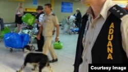 Oficial de Aduana en el Aeropuerto Internacional José Martí