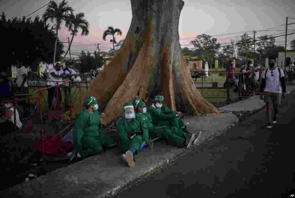 Seguidores de San Lázaro, con máscaras, en medio de la pandemia de coronavirus, rezan durante la peregrinación al santuario del santo para su fiesta anual, en el barrio El Rincón de Santiago de Las Vegas. (AP Photo/Ramon Espinosa)