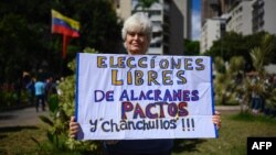 Una seguidora de Maria Corina Machado se manifiesta en Caracas, Venezuela, en contra de las irregularidades del proceso electoral. (Gabriela Oraa/AFP)