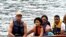 Esta familia es una de las que ha atravesado la selva del Darién, en Panamá. Foto: TVN.