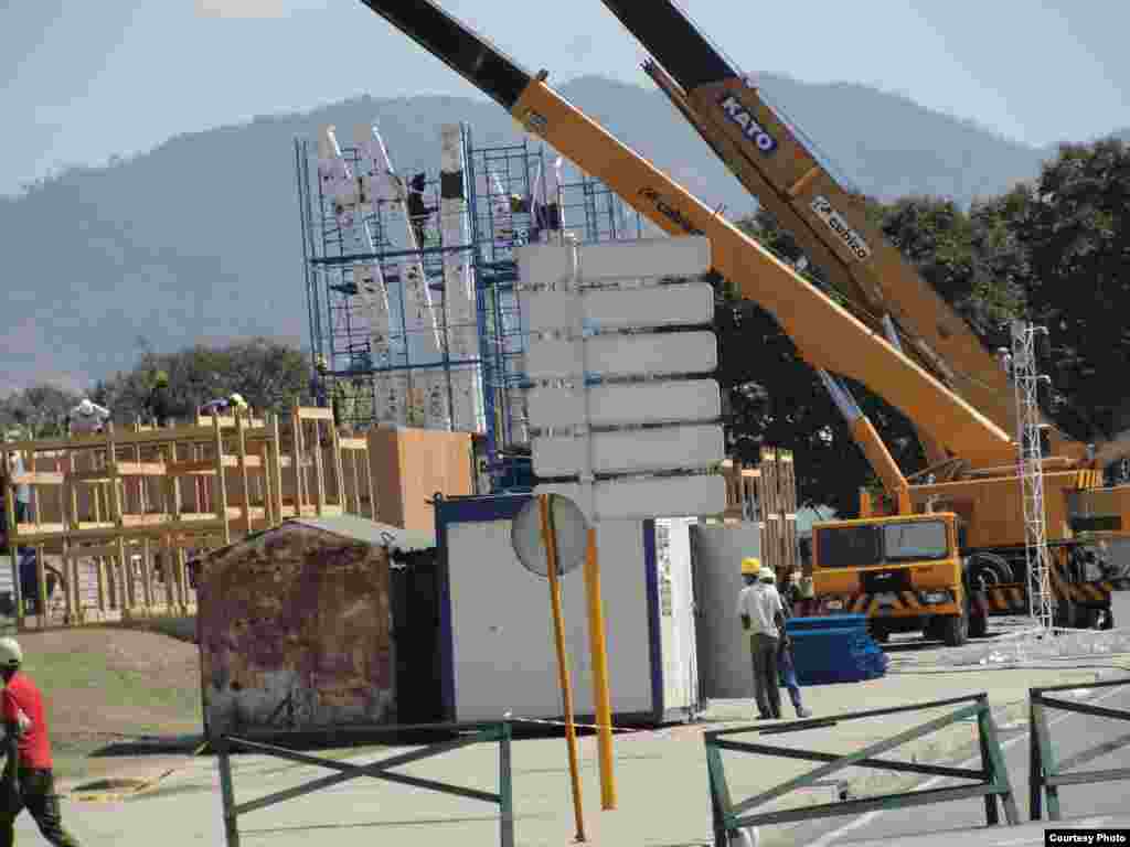 Labores de construcción en la Plaza de la Revolución para la visita del Papa