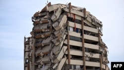 Una imagen muestra un edificio de apartamentos gravemente dañado tras los sismos en Catia La Mar, estado de La Guaira, a unos 30 km al noroeste de Caracas.