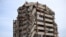 Una imagen muestra un edificio de apartamentos gravemente dañado tras los sismos en Catia La Mar, estado de La Guaira, a unos 30 km al noroeste de Caracas.