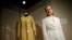 Isabel Toledo posa en 2009 con el vestido que diseñó para la Primera Dama Michelle Obama (Foto: Reuters/Eric Thayer).
