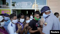 Un policía organiza una de las colas en La Habana. REUTERS/Alexandre Meneghini