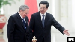 El presidente de Cuba, Raúl Castro es recibido con honores militares por su homólogo chino, Hu Jintao. 