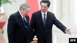 Raúl Castro acaba de visitar China y según se ha dicho regresa con las manos llenas, lo que no se sabe es con cuánto ni hasta cuándo.