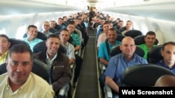 Más de 100 militares venezolanos viajaron el domingo a Cuba en la aerolínea Conviasa.