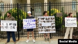 Activistas recuerdan a las víctimas del remolcador 13 de Marzo en una vigilia frente a la sede de embajada de Cuba en Washington por el 11J. Foto: Centro para una Cuba Libre 