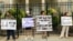 Activistas recuerdan a las víctimas del remolcador 13 de Marzo en una vigilia frente a la sede de embajada de Cuba en Washington por el 11J. Foto: Centro para una Cuba Libre 