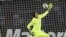El portero uruguayo Fernando Muslera no consigue detener el remate del delantero argentino Sergio Agüero.