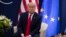 El presidente Donald Trump escucha preguntas sobre el juicio político en Davos, Suiza, en enero del 2020.