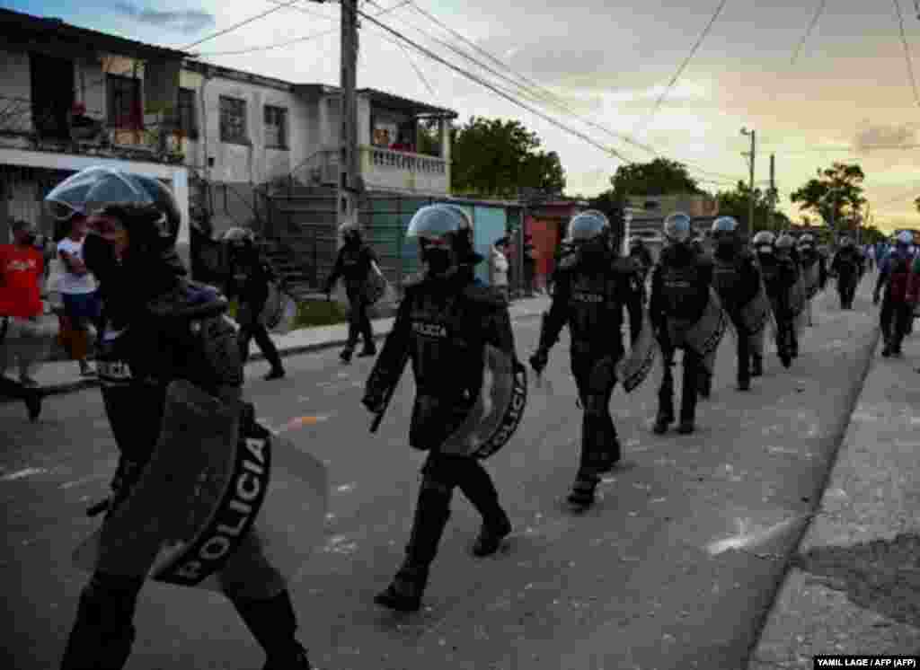 La polic&#237;a antidisturbios recorre las calles luego de una manifestaci&#243;n contra el gobierno de Miguel D&#237;az-Canel en el municipio de Arroyo Naranjo, La Habana el 12 de julio de 2021. 