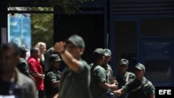 Soldados de la Guardia Nacional vigilan las elecciones.