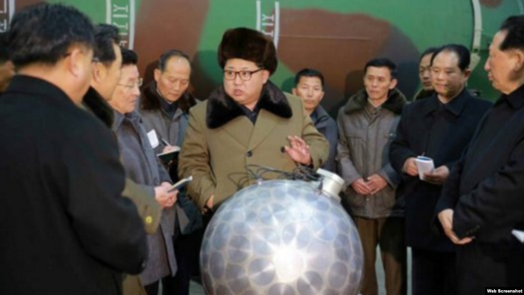 Kim Jong-un posa con los operadores de la quinta prueba nuclear.