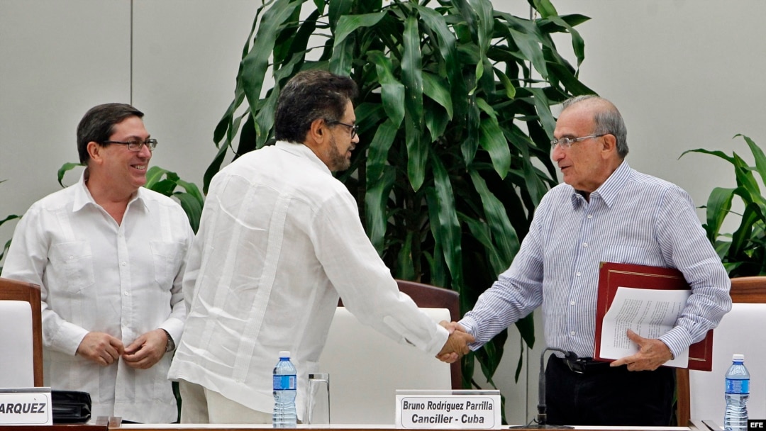  El jefe negociador del Gobierno colombiano, Humberto de la Calle (d), saluda al segundo jefe de las FARC y líder de los delegados de la guerrilla en La Habana, Luciano Marín (c), alias "Iván Márquez.